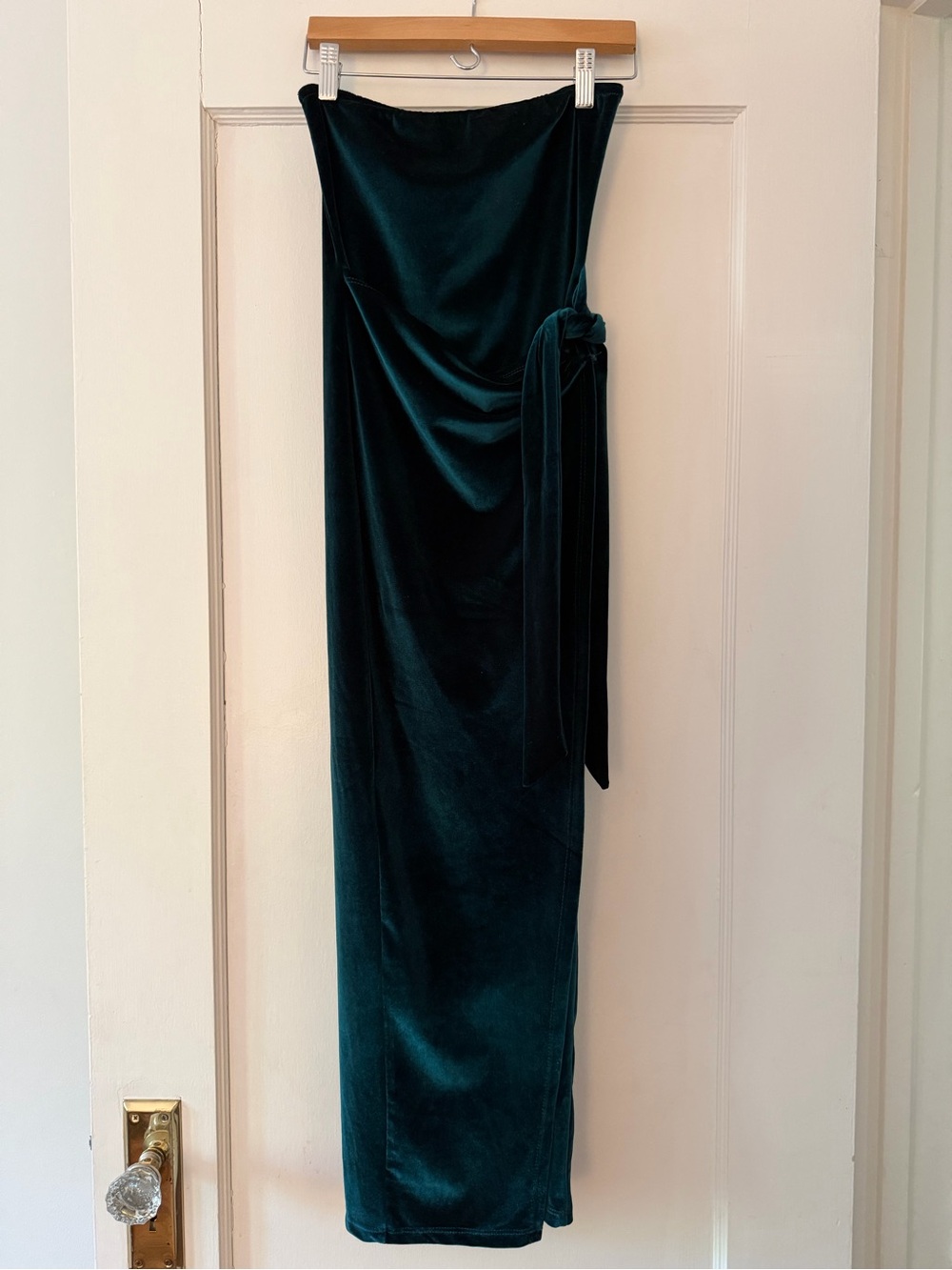 PrettyLittleThing Velvet Strapless Evening Dress in a Stunning Emerald Green